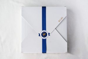 gift box with navy ribbon オブラブのギフトボックス、ネイビーリボンのラッピングが新登場
